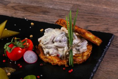 Patatesli çörek et devam eder domates ile