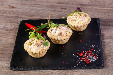 Rus salatası kanepe otlar ile