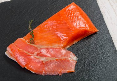 Tuz ve baharatlar ile ham alabalık filetosu