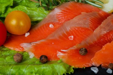 Tuz ve baharatlar ile ham alabalık filetosu