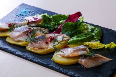 Patates ve soğanlı ringa balığı.