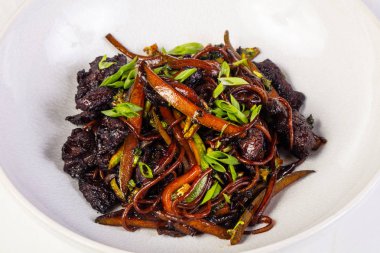 Soba tavuk ve kişniş ile