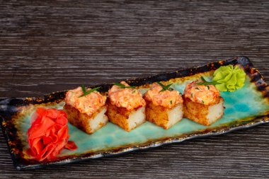 Gevrek pirinç ton balığı ve wasabi ile rulo