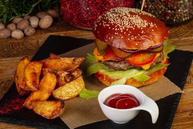 Lezzetli klasik burger patates kızartması ve sos
