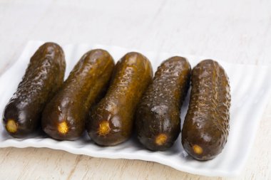 Lezzetli tabak Tuzlu salatalık turşusu