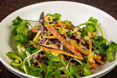 Lezzetli vitamini salata domates, lahana, otlar ve baharatlar