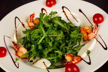 Mozzarella peyniri, ruccola ve karides salatası