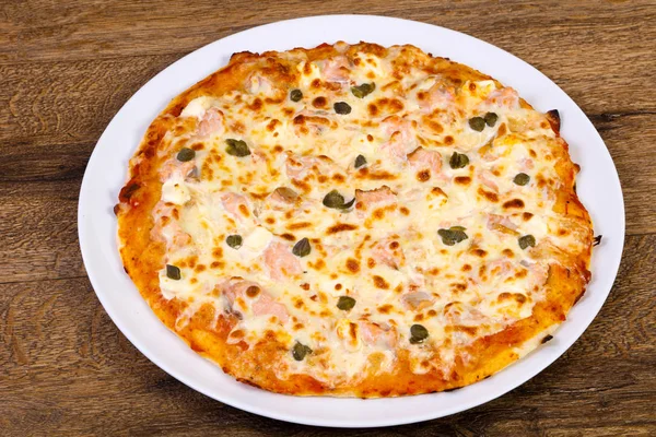Pizza Mit Lachs Und Kapern Mit Weichkäse — Stockfoto