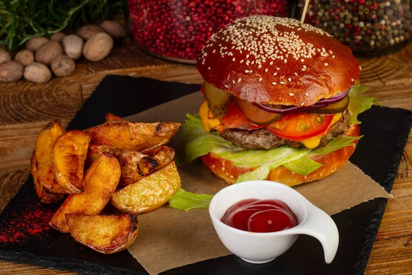 Pyszne Klasyczny Burger Frytkami Sosem — Zdjęcie stockowe
