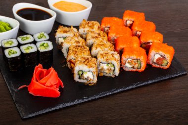 Zencefil ve wasabi ile lezzetli California ayarla