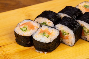 Salatalık ile lezzetli baharatlı rulo