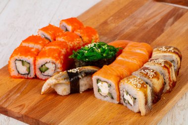 Geleneksel suşi somon ve yılan balığı ile ayarla