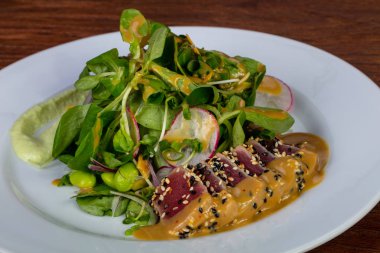 Ton balıklı salata Japon fasulye ile