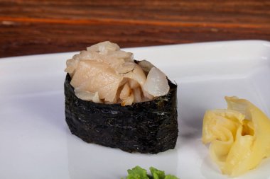 Japon Suşi gunkan dorado ile