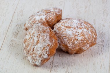 Lezzetli ve tatlı pişmiş kek ile toz suga kaplı