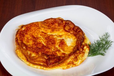 Dereotu omlet plaka servis