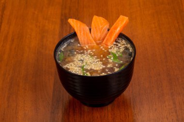 Japon Miso çorbası ile somon ve sesam tohumları