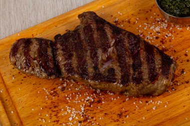 Tuz ve biber ile ızgara sığır eti biftek