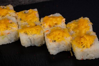 Japonca rulo ile pirinç pişmiş