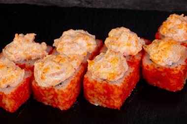 Japonca rulo ile pirinç pişmiş