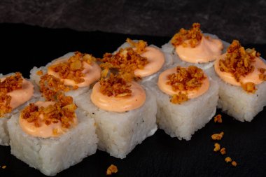 Japon baharatlı suşi ve rulolar