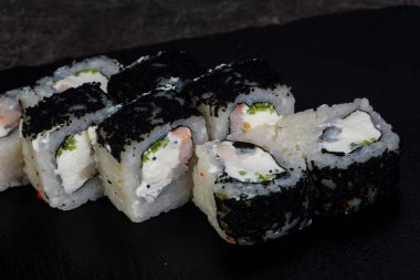 Karides ile Japon geleneksel rulo