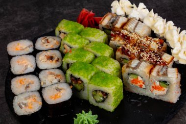 Japon Suşi ile çeşitli madde ayarla