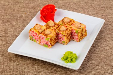 Tobiko ve avokado ile rulo