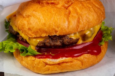 Burger peynir ve Dana pirzola ile