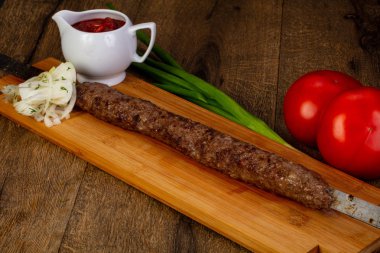 Izgara Kebap kıyılmış et sosu ve soğan ile