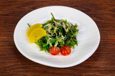 Susam ve sos chukka salatası