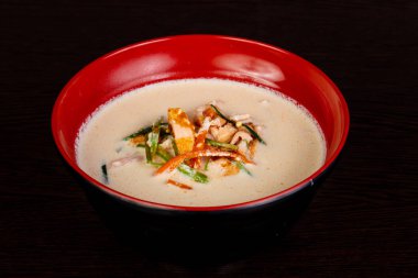 Balık ile krem Asya çorbası