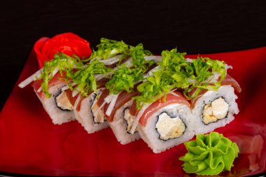 Ton balığı ve krema ile Japon rulo