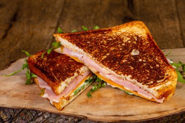 Jambonlu ve peynirli sandviç.