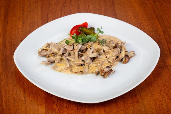 Heerlijke Gebakken Rundvlees Stroganoff Met Salade — Stockfoto