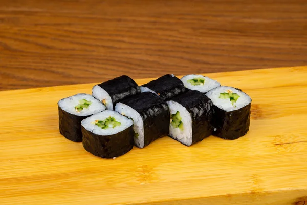 İştah açıcı salatalık sushi roll seti