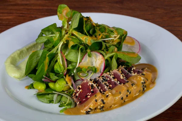 Ton balıklı salata Japon fasulye ile