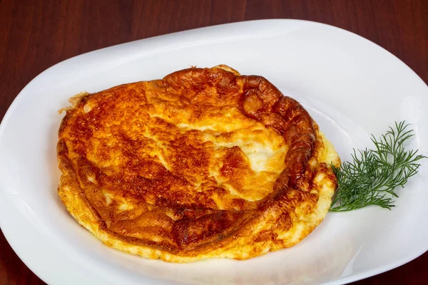 Omelet Piring Disajikan Dill — Stok Foto