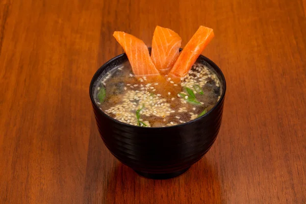 Japon Miso çorbası ile somon ve sesam tohumları