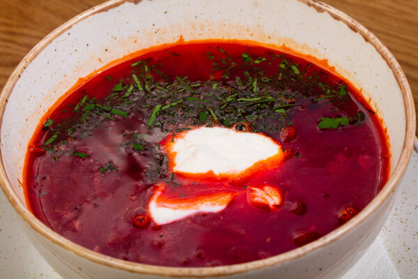 Русский традиционный борщ со сливками
