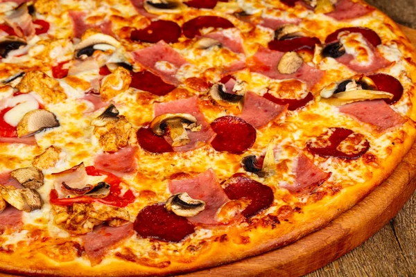 Пицца Сосисками Сыром — стоковое фото