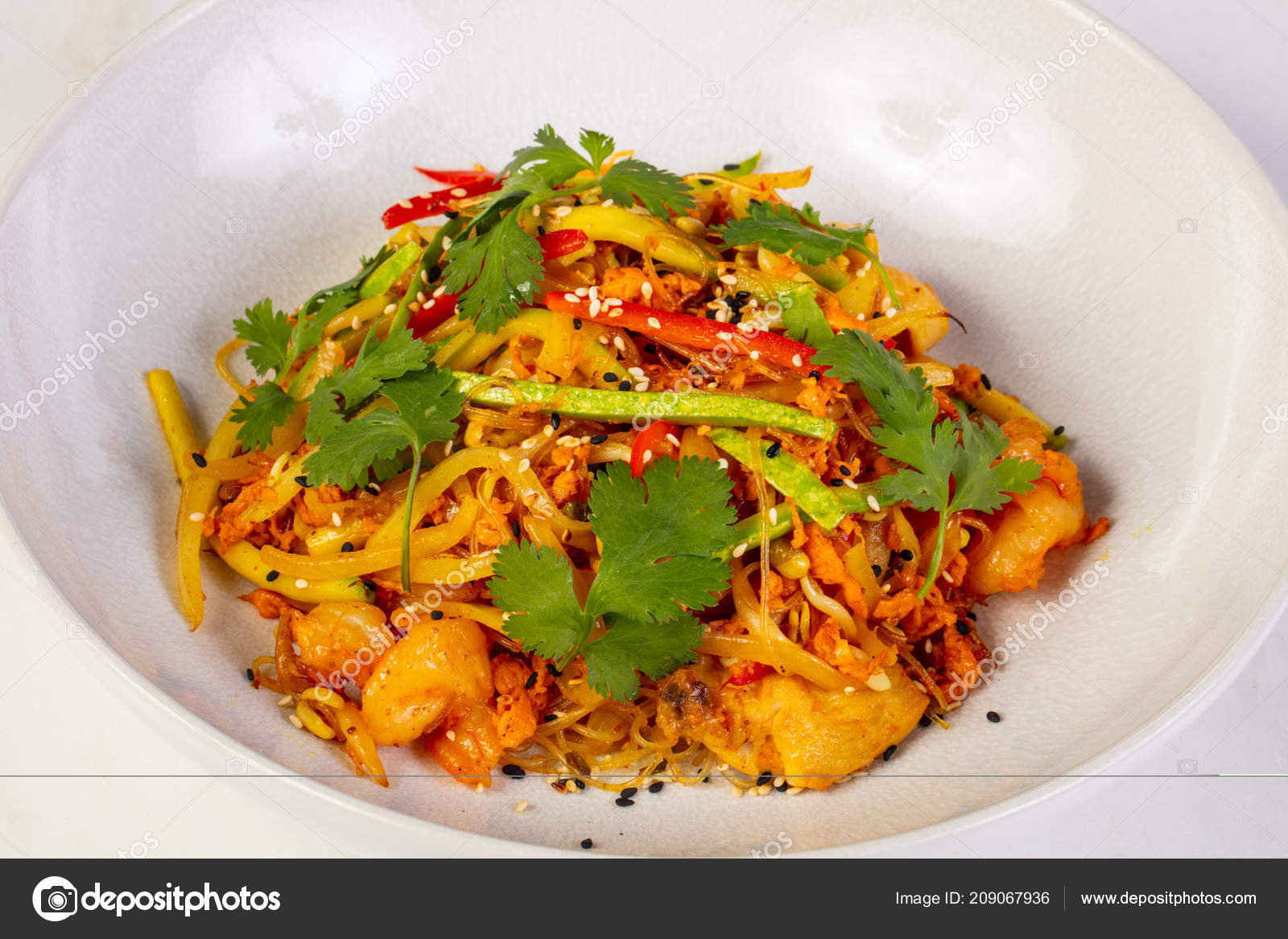 Рисовая лапша с мясом и креветками Рисовая лапша с мясом и креветками