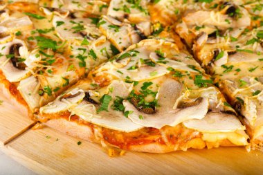 Sıcak lezzetli mantar pizza