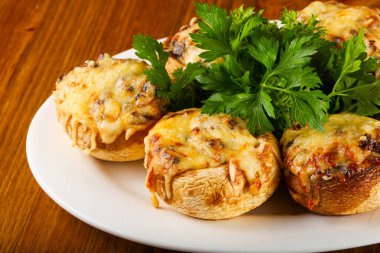 Otlar peynir ile doldurulmuş champignon hizmet