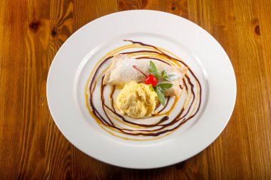 Apple strudel dondurma ile