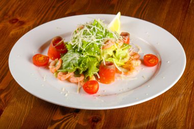 Sezar salata karides ve parmesan peyniri ile somon ile