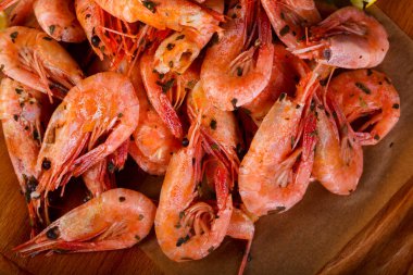 Limon ve otlar ile haşlanmış karides