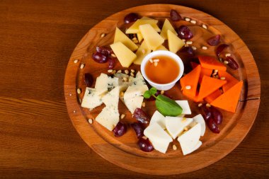 Peynir tabağı ile bal ve sedir fındık