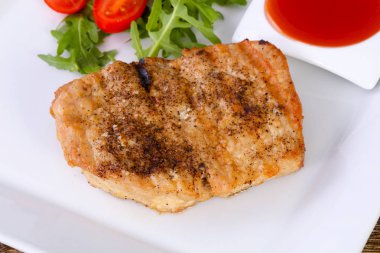 Izgara domuz sos ve salata sosu ile