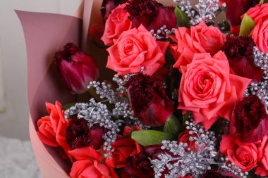 Diğer çiçeklerle birlikte taze güller.